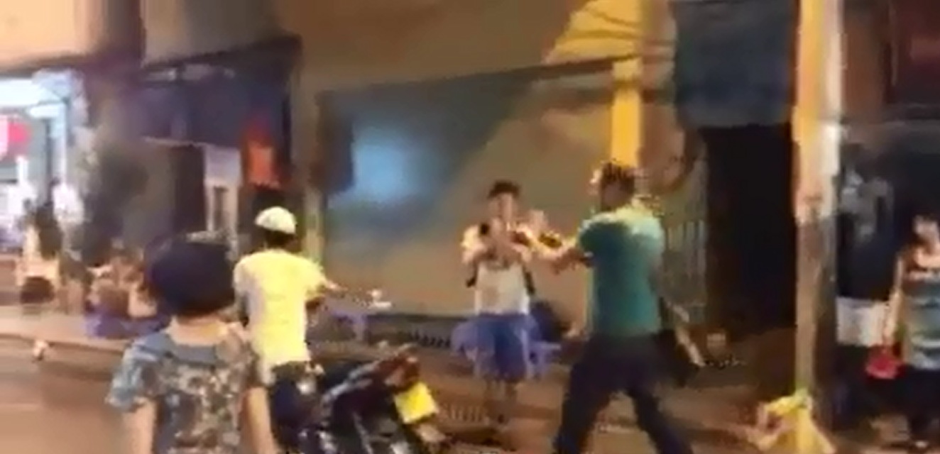 Tây quot;baloquot; chặn đầu, bắt cô gái dắt xe trên phố đi bộ - 2