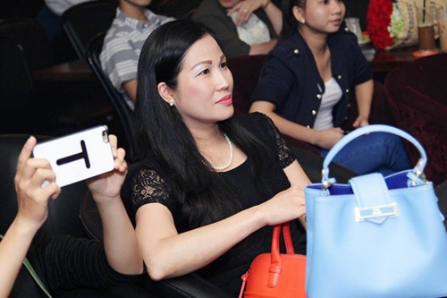 Mẹ Diệp Lâm Anh sành điệu, trẻ trung không kém con gái - 2