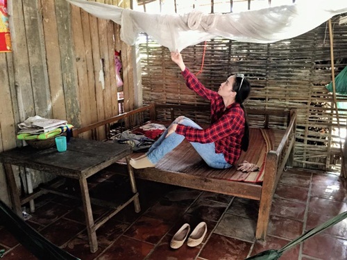 HH Diễm Hương tự lái xe máy, đội nắng đi từ thiện - 9