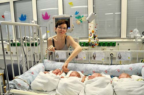 Mẹ U70, có 13 con, vẫn sinh tư thành công - 3
