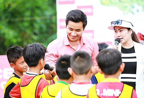 Nguyên Khang, Thanh Thảo Hugo đồng hành cùng quot;Cầu thủ nhíquot; - 5