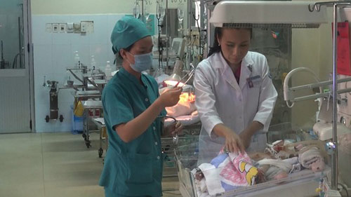 Bé sơ sinh bị đâm thấu sọ hồi phục thần kỳ - 1