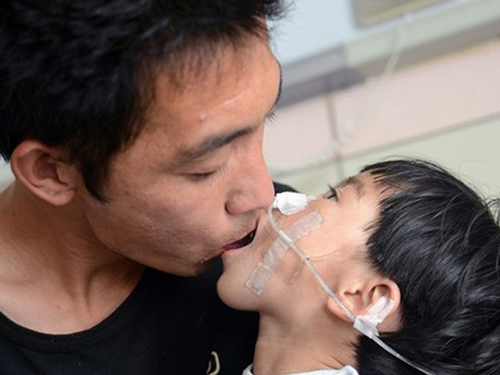 Con nhiễm lỵ amip, đau bụng triền miên vì mẹ nhai cho ăn cơm - 1