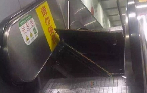 Thang cuốn TQ bất ngờ bật tung, hành khách chạy tán loạn - 1