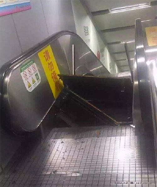 Thang cuốn TQ bất ngờ bật tung, hành khách chạy tán loạn - 2