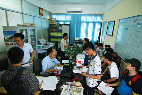 Mướt mồ hôi chạy nước rút nộp hồ sơ đại học - 11