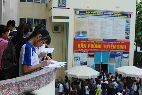 Mướt mồ hôi chạy nước rút nộp hồ sơ đại học - 15