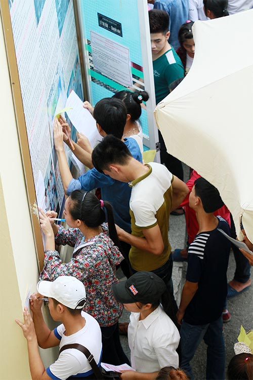 Mướt mồ hôi chạy nước rút nộp hồ sơ đại học - 12