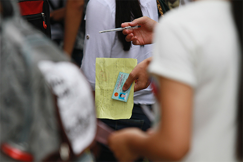 Mướt mồ hôi chạy nước rút nộp hồ sơ đại học - 4