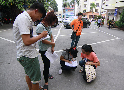 Mướt mồ hôi chạy nước rút nộp hồ sơ đại học - 9