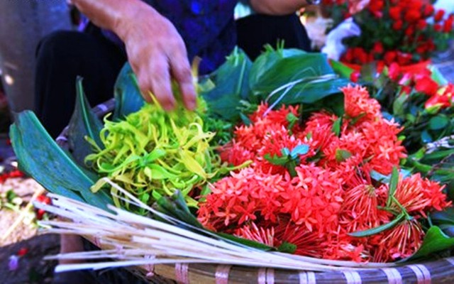 Những loại hoa nào không dâng cúng trên bàn thờ? - 1