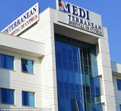 Phát hiện chị em song sinh trong bụng 40 năm - 1