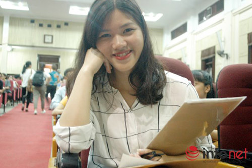 Ngày cuối cùng chốt NV1, thí sinh điểm cao nộp hồ sơ xét tuyển dồn dập - 2