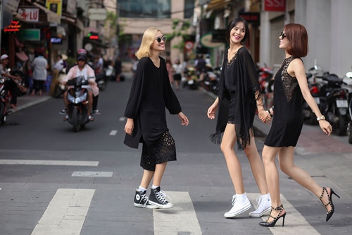 Bộ ba chân dài xinh như hoa trên phố Sài Gòn - 1