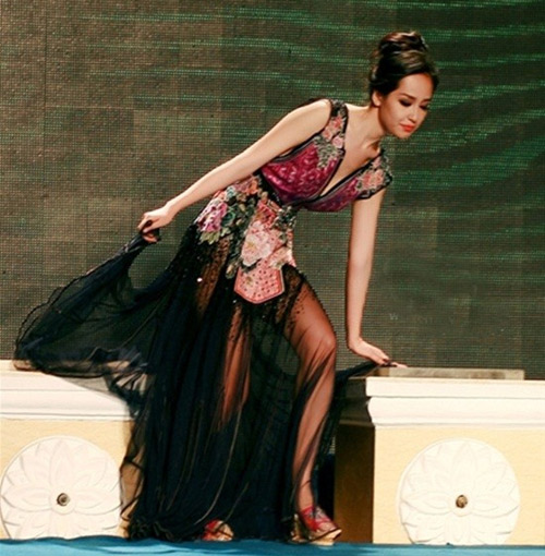 Người đẹp Việt tẽn tò vì trượt ngã trên sàn diễn - 1