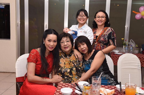 Trịnh Kim Chi mừng sinh nhật ấm áp bên chồng con - 11