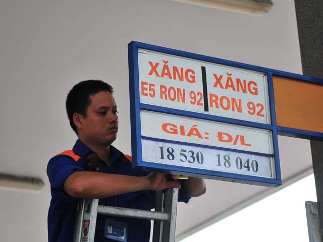 Giá xăng đáng lẽ có thể giảm sâu hơn - 1