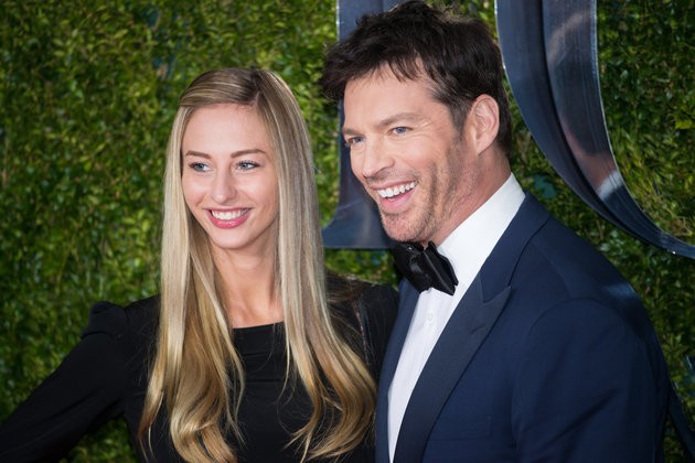 Nhóc Harper để lộ quot;bụng trốngquot; với áo ngắn cũn - 9