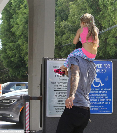 Nhóc Harper để lộ quot;bụng trốngquot; với áo ngắn cũn - 5