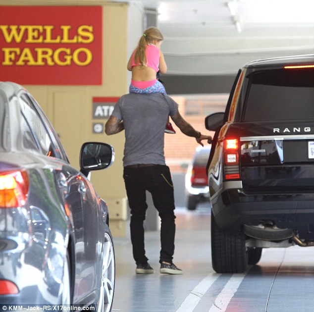 Nhóc Harper để lộ quot;bụng trốngquot; với áo ngắn cũn - 6