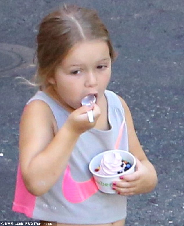 Nhóc Harper để lộ quot;bụng trốngquot; với áo ngắn cũn - 8