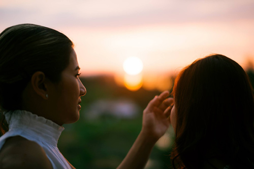 Xúc động bộ ảnh tình yêu của cặp đôi đồng tính nữ - 1