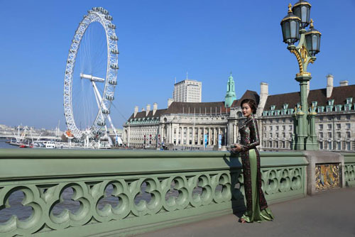 Huyền My khoe eo thon trong trang phục áo dài giữa London - 3