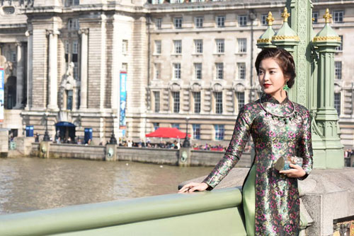 Huyền My khoe eo thon trong trang phục áo dài giữa London - 1