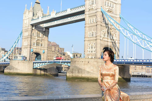 Huyền My khoe eo thon trong trang phục áo dài giữa London - 5