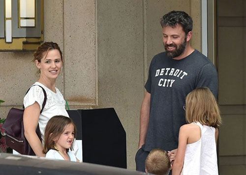 Cậu cả nhà Beck chu đáo mua đồ uống cho người lớn - 9