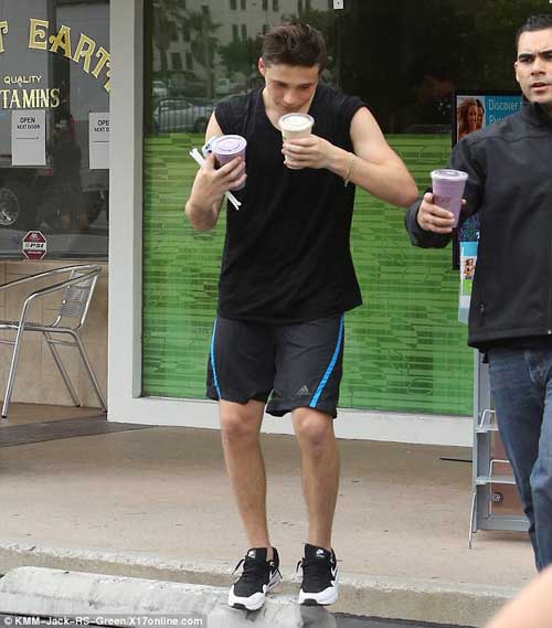 Cậu cả nhà Beck chu đáo mua đồ uống cho người lớn - 5