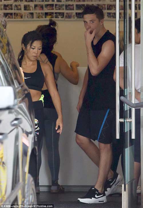 Cậu cả nhà Beck chu đáo mua đồ uống cho người lớn - 4