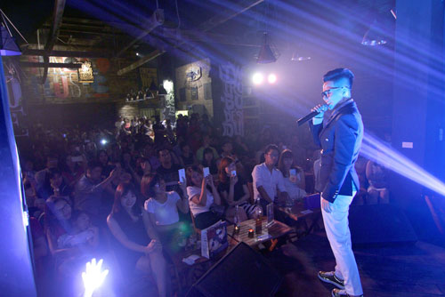 Vũ Cát Tường quot;nghẹt thởquot; trong vòng vây fan tại Hà Nội - 10