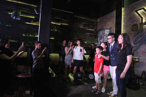 Vũ Cát Tường quot;nghẹt thởquot; trong vòng vây fan tại Hà Nội - 12