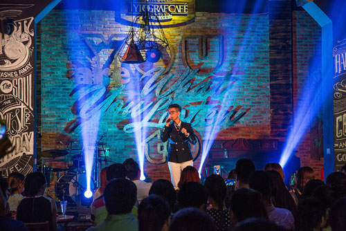 Vũ Cát Tường quot;nghẹt thởquot; trong vòng vây fan tại Hà Nội - 2