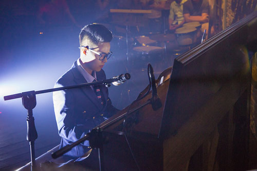 Vũ Cát Tường quot;nghẹt thởquot; trong vòng vây fan tại Hà Nội - 8