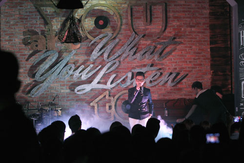 Vũ Cát Tường quot;nghẹt thởquot; trong vòng vây fan tại Hà Nội - 6