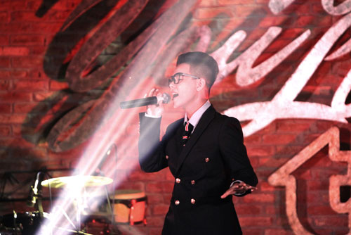 Vũ Cát Tường quot;nghẹt thởquot; trong vòng vây fan tại Hà Nội - 7