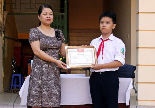 Học sinh lớp 7 nhặt được hơn 14 triệu trả lại người đánh mất - 1