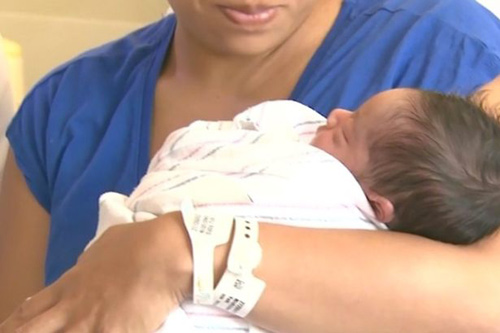 Sốc: Mẹ bầu đang đau đẻ vẫn nhảy quot;cực sungquot; - 2