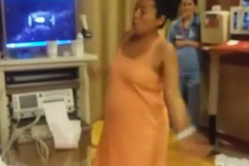 Sốc: Mẹ bầu đang đau đẻ vẫn nhảy quot;cực sungquot; - 1