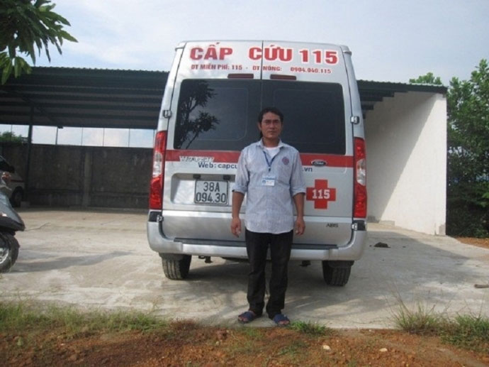 Y sĩ quot;tháp tùngquot; thí sinh thuê xe 115 đi rút, nộp hồ sơ - 1