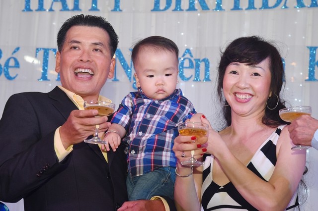 7 ông bố Vbiz lo kiếm tiền nuôi con nhỏ khi đã qua bên kia dốc của cuộc đời - 2