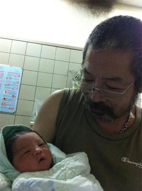 7 ông bố Vbiz lo kiếm tiền nuôi con nhỏ khi đã qua bên kia dốc của cuộc đời - 5