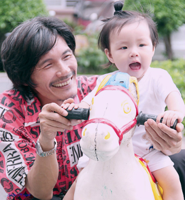 7 ông bố Vbiz lo kiếm tiền nuôi con nhỏ khi đã qua bên kia dốc của cuộc đời - 7