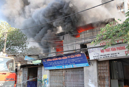 Hà Nội: Cháy lớn ở xưởng gỗ khu vực hồ Đền Lừ - 1