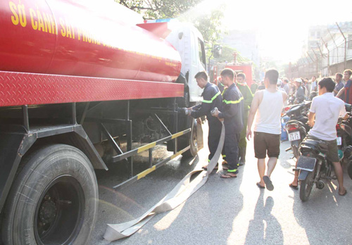 Hà Nội: Cháy lớn ở xưởng gỗ khu vực hồ Đền Lừ - 6