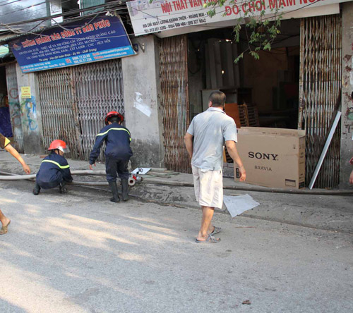 Hà Nội: Cháy lớn ở xưởng gỗ khu vực hồ Đền Lừ - 7