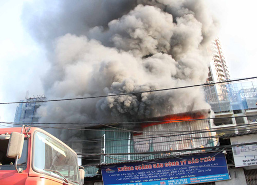 Hà Nội: Cháy lớn ở xưởng gỗ khu vực hồ Đền Lừ - 2