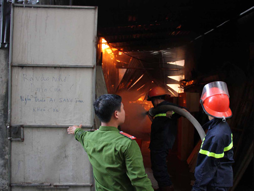 Hà Nội: Cháy lớn ở xưởng gỗ khu vực hồ Đền Lừ - 8